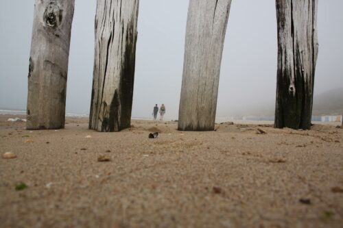 Wandelen over het strand in zeeland