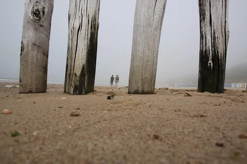 Wandelen over het strand in zeeland